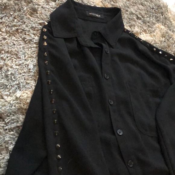 Silver studded top! - Picture 3 of 4